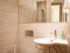 Dusj, hårføner og håndklær