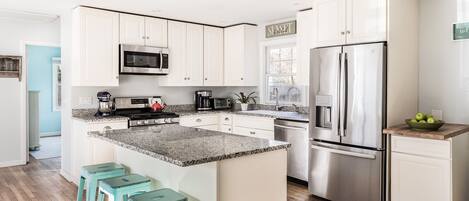 Een koelkast, een magnetron, een oven, een kookplaat