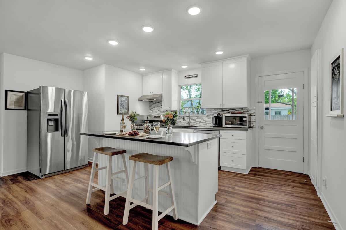 Coffee/tea maker, fridge, microwave, oven