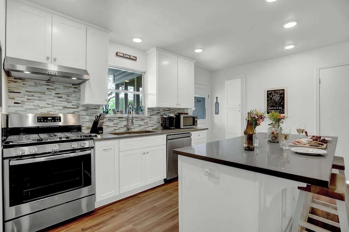 冷蔵庫、電子レンジ、オーブン、コンロ