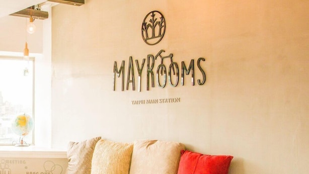 A seating area with a wall-mounted sign reading "MAYROOMS" and "TAPEL MAIN STATION". - May Rooms Taipei Main Station (Taipei)