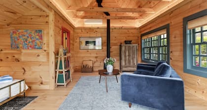 Chatham Oasis: 099-C Renovated Chatham Village Farmhouse, Heated Pool, Walk to Beach & Town
