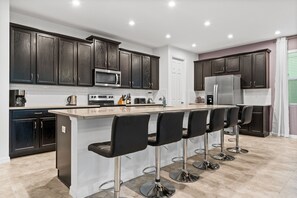Fridge, microwave, oven, stovetop - Dazzling Solara  | Amazing Games Room and Themed bedrooms! (Kissimmee)
