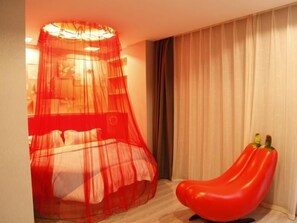 A hotel room with a bed, a red chair, and a sheer red canopy over the bed. - Shell Nanjing Yuhuatai District Meishan Town Wanghai Pedestrian Street Hotel (Nanjing)