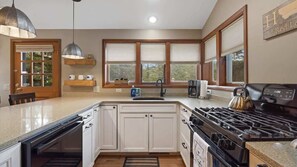 Fridge, microwave, oven, stovetop - Pinecone Cabin, Wi-Fi, Dog Friendly, Fireplace, Deck (Red Lodge)