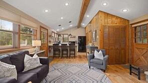 Smart TV, fireplace, Netflix, streaming services - Pinecone Cabin, Wi-Fi, Dog Friendly, Fireplace, Deck (Red Lodge)