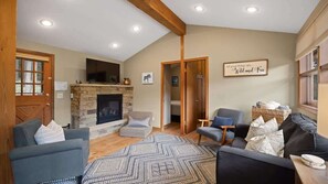 Smart TV, fireplace, Netflix, streaming services - Pinecone Cabin, Wi-Fi, Dog Friendly, Fireplace, Deck (Red Lodge)