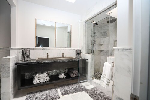 Gorgeous Modern Pet Friendly Condo close to everything