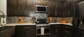 Gorgeous Modern Pet Friendly Condo close to everything