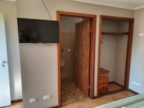 Escritorio, cunas gratuitas y ropa de cama 