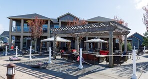 Outdoor dining - Sunflower Beach Cottage - Oyhut Bay Seaside Village (Ocean Shores)