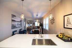 Dining - Sunflower Beach Cottage - Oyhut Bay Seaside Village (Ocean Shores)