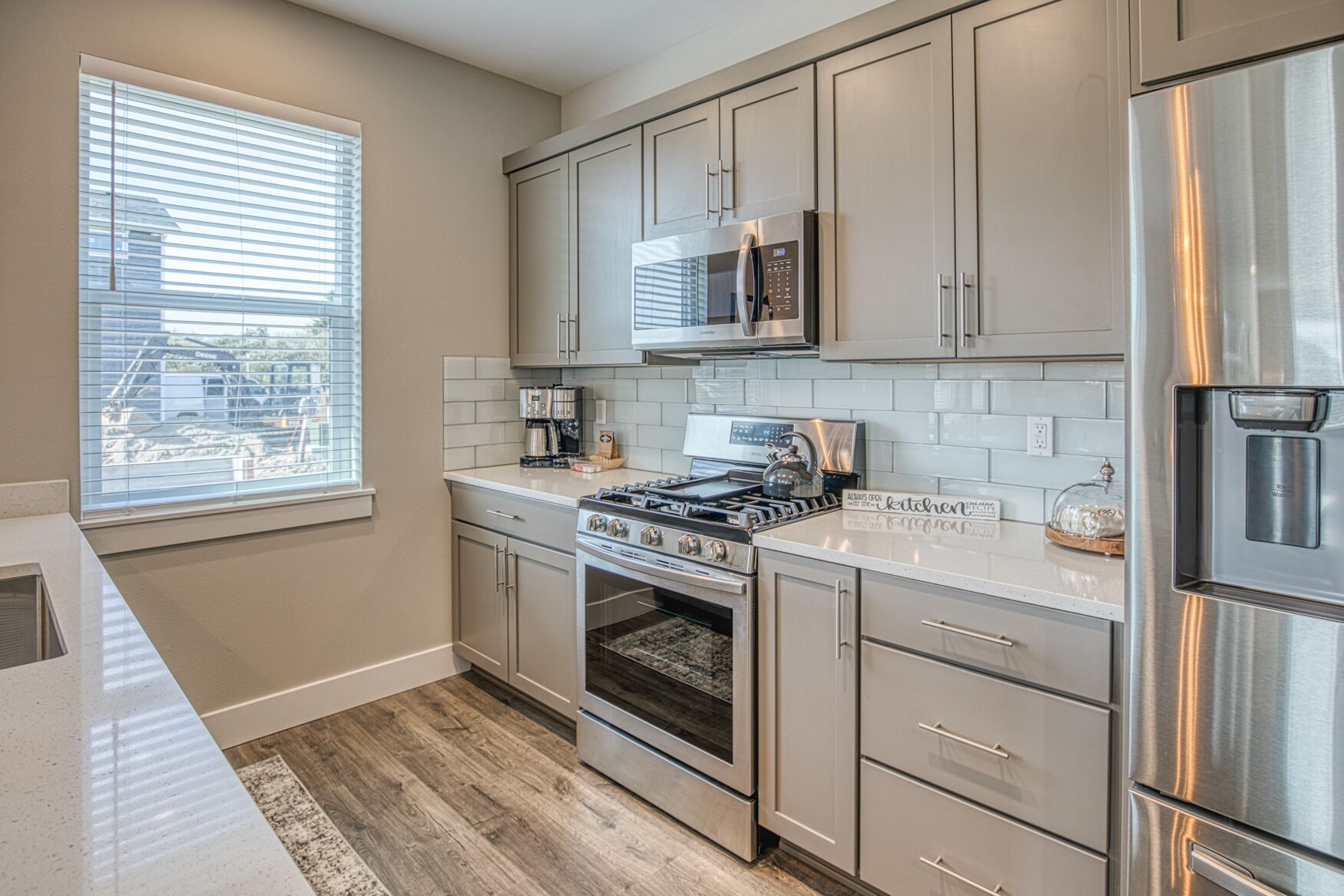 Sunflower Beach Cottage - Oyhut Bay Seaside Village