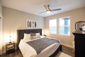 2 bedrooms, Internet, bed sheets - Sunflower Beach Cottage - Oyhut Bay Seaside Village (Ocean Shores)