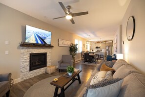 TV, fireplace - Sunflower Beach Cottage - Oyhut Bay Seaside Village (Ocean Shores)