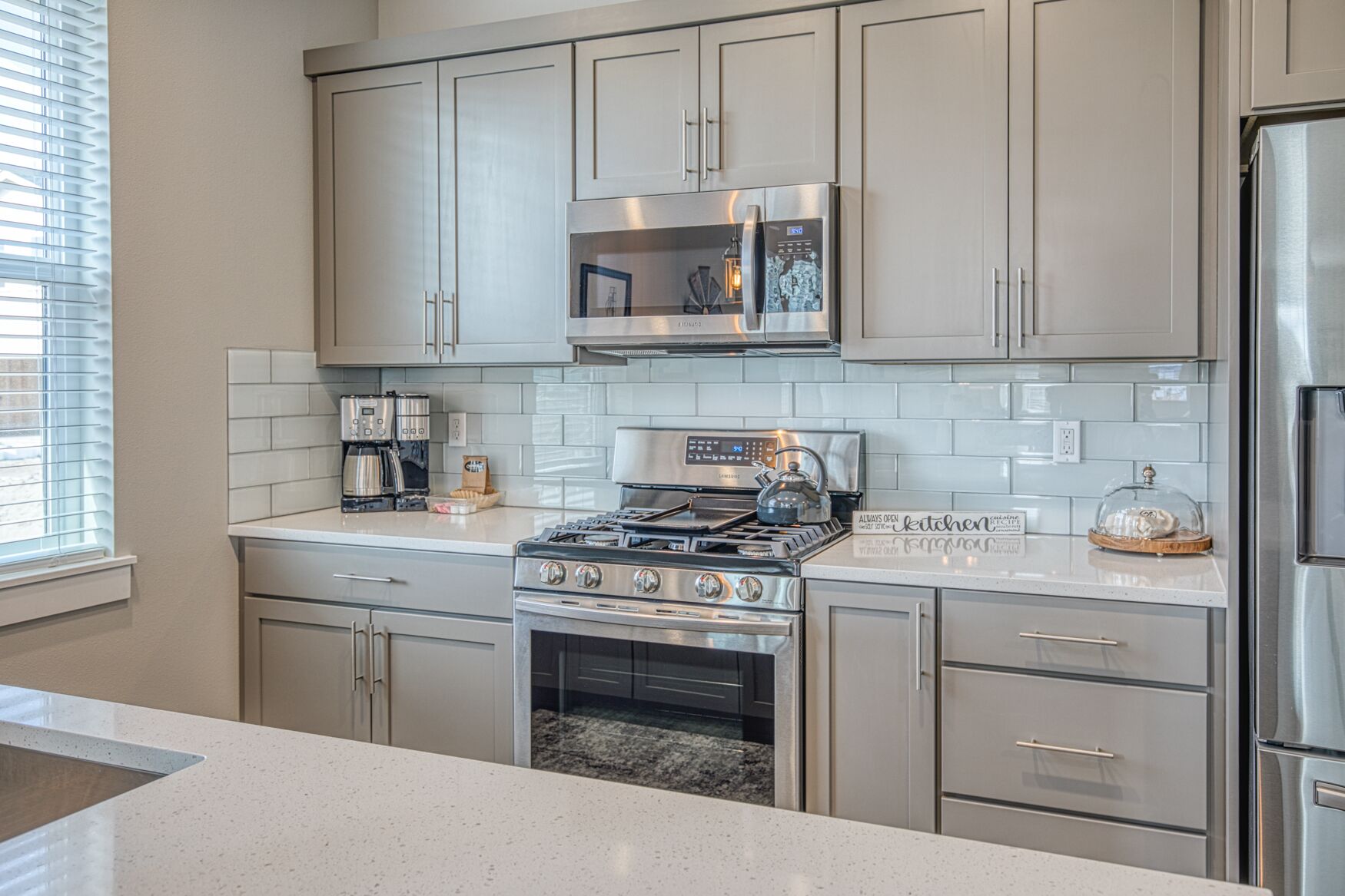 Sunflower Beach Cottage - Oyhut Bay Seaside Village