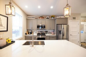 Fridge, microwave, oven, stovetop - Sunflower Beach Cottage - Oyhut Bay Seaside Village (Ocean Shores)