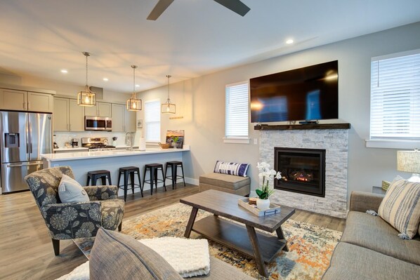 TV, fireplace, DVD player - Butter Clam Cottage - Oyhut Bay Seaside Village (Ocean Shores)