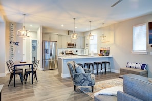 Interior - Butter Clam Cottage - Oyhut Bay Seaside Village (Ocean Shores)