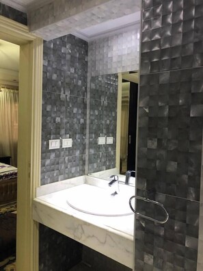 Bathtub, towels - Charming 3-Bed Apartment in New Cairo City (New Cairo City)
