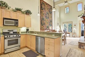 Fridge, microwave, oven, stovetop - Mammoth Green 213: Pet Friendly, Walking to Eagle (Mammoth Lakes)