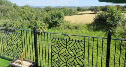 Sleeps6- Countryside Privacy- 30MinToBeach