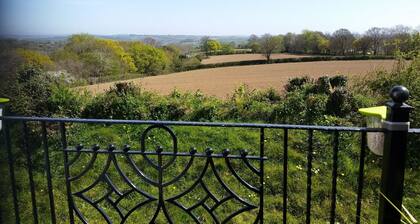 Sleeps6- Countryside Privacy- 30MinToBeach
