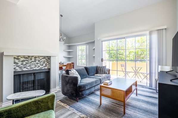 Fernseher, Kamin, Stereoanlage