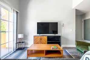 Fernseher, Kamin, Stereoanlage