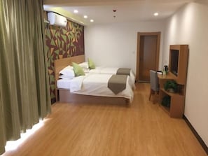 Una habitación de hotel con una cama, un escritorio y un espejo.