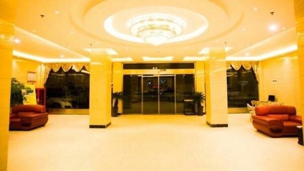 A spacious lobby with a central chandelier, a reception desk, and a large glass door entrance. - Greentree Alliance Bengbu Wuhe County Yihao Bojing City Branch (Bengbu)