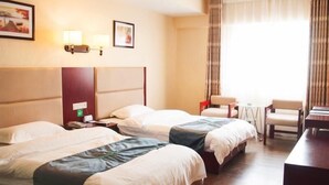 A hotel room with two beds, a desk, a chair, and a window with curtains. - Greentree Alliance Bengbu Wuhe County Yihao Bojing City Branch (Bengbu)
