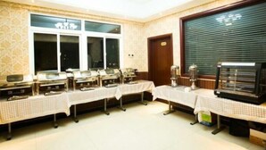A conference room with multiple tables, chairs, and a projector screen. - Greentree Alliance Bengbu Wuhe County Yihao Bojing City Branch (Bengbu)