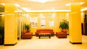 A lobby with a chandelier, orange sofas, and potted plants. - Greentree Alliance Bengbu Wuhe County Yihao Bojing City Branch (Bengbu)