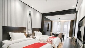A hotel room with two beds, a desk, and a TV. - Greentree Eastern Yingtan City Guixi Municipal Government Hotel (Yingtan)