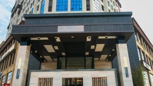 A modern building with a prominent entrance, large windows, and a sign indicating it is a hotel. - Greentree Eastern Yingtan City Guixi Municipal Government Hotel (Yingtan)