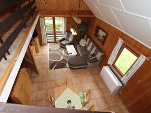 Een televisie en een open haard