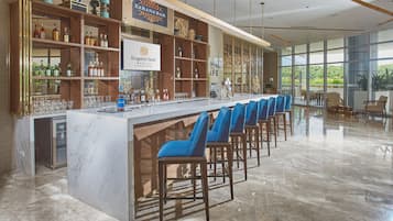 Bar en la azotea, con vista a la piscina, abre todos los días