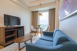 Executive Room, 1 Bedroom | In-room safe, desk, laptop workspace, blackout drapes