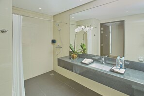 Standard Queen | Bathroom - Kingsford Hotel Manila Bay (Parañaque)