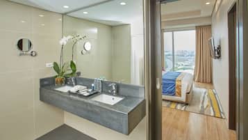 Executive Suite | Bathroom | Shower, hair dryer, slippers, bidet