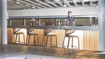 Bar junto a la piscina