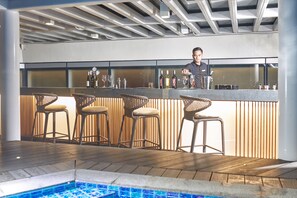 Bar junto a la piscina
