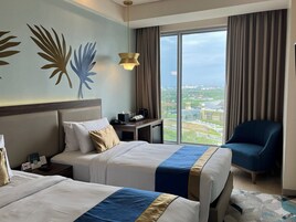 Deluxe Twin City View | In-room safe, desk, laptop workspace, blackout drapes