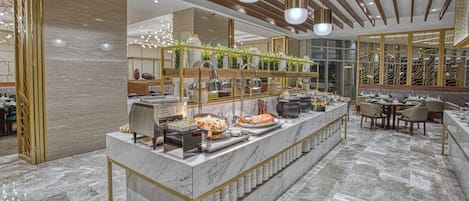 Se sirven desayunos, comidas, cenas y cocina internacional