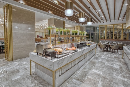 Se sirven desayunos, almuerzos y cenas; cocina internacional