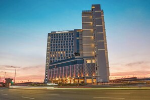 A high-rise hotel with a modern design, featuring multiple floors and a prominent vertical section. - Kingsford Hotel Manila Bay (Parañaque)
