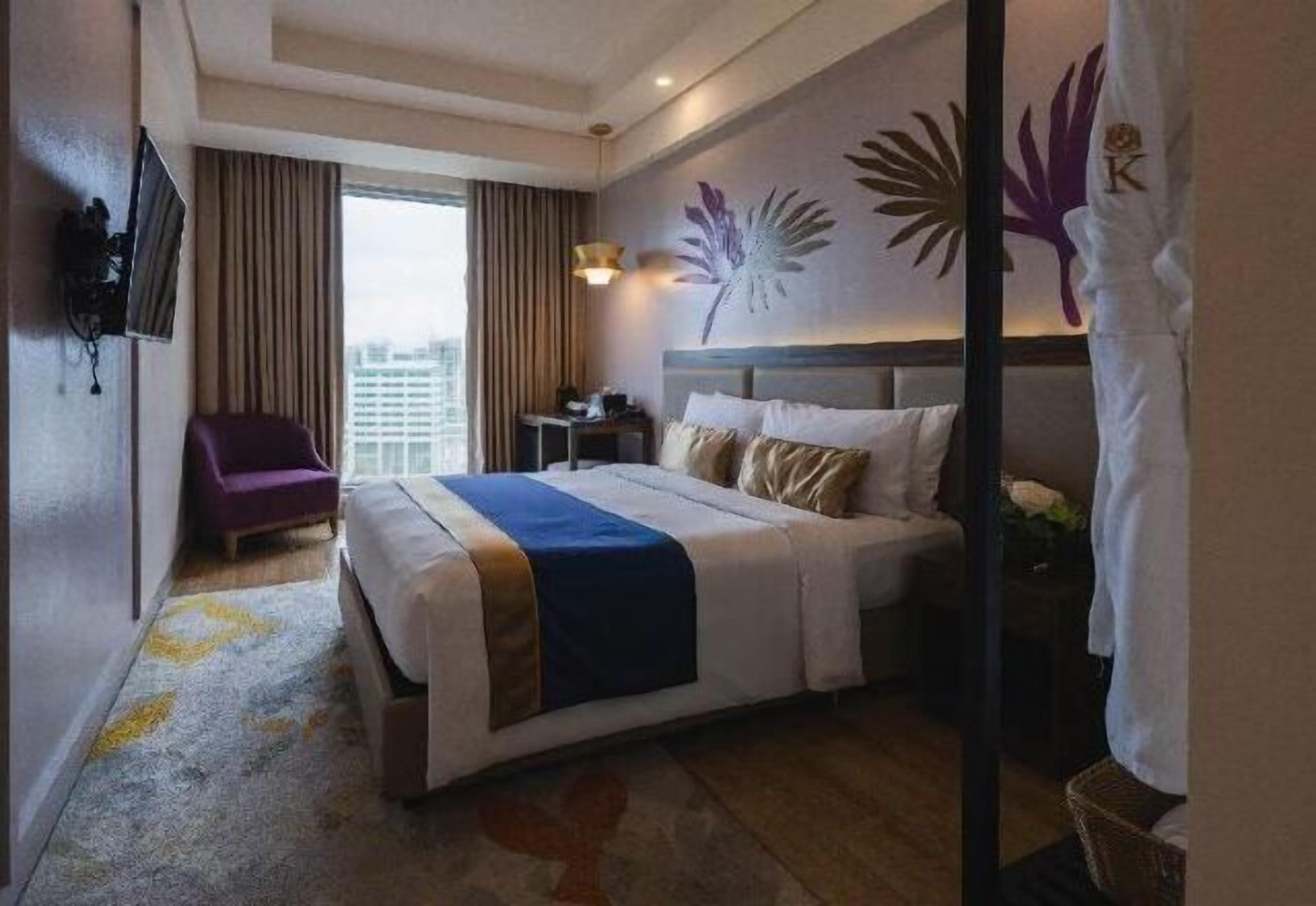 객실 내 금고, 책상, 노트북 작업 공간, 암막 커튼