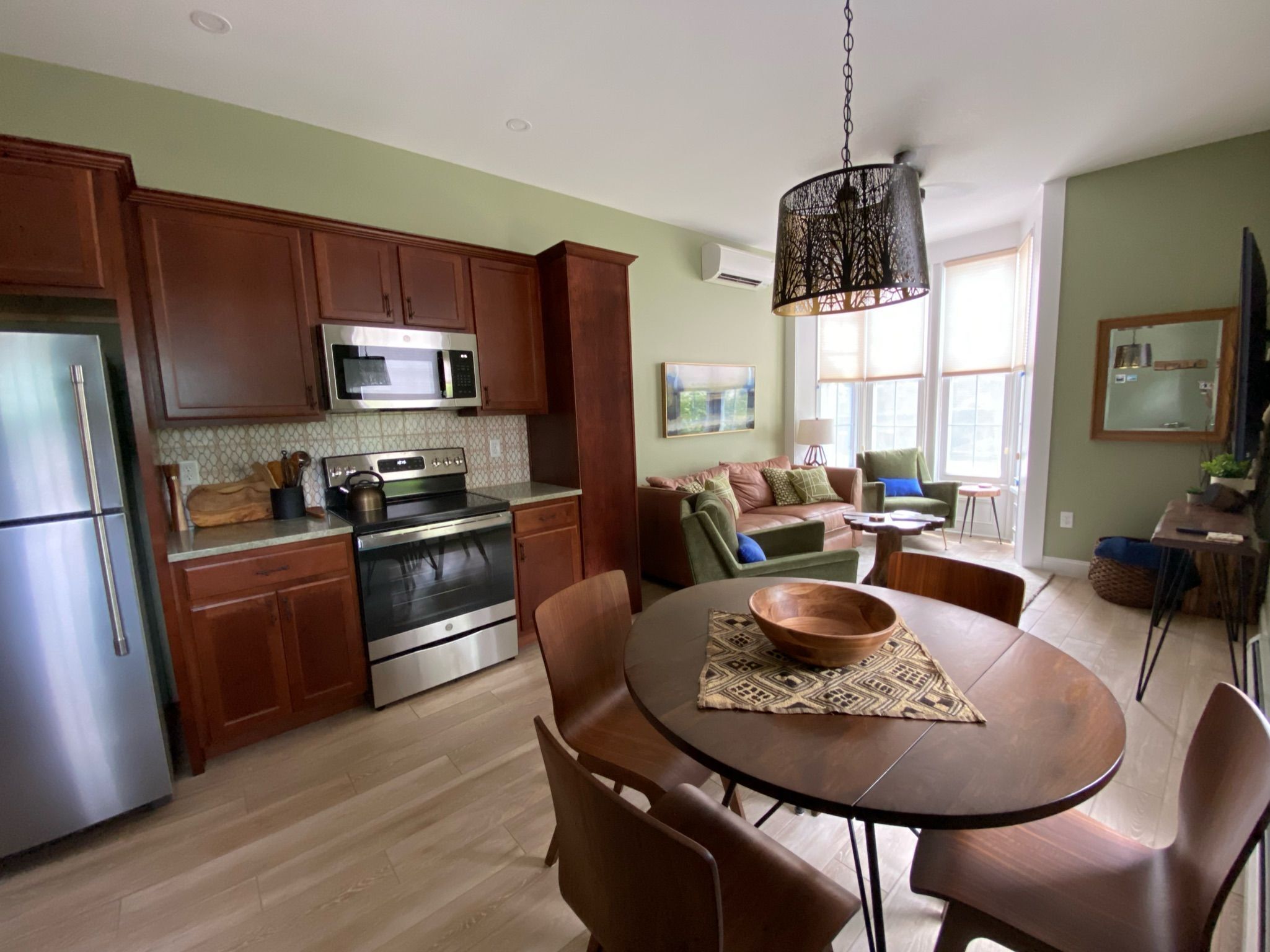 Luxury Apt, 5 Mins From Track/Skidmore/Downtown