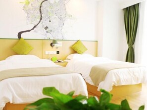 Ein Hotelzimmer mit zwei Betten, einer Karte an der Wand und einem grünen Vorhang.